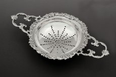 画像1: ヴィンテージシルバー、純銀製(925) 1962年 スタンド付き 小さな花やスクロール装飾が可憐なティーストレイナー (1)