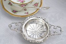 画像5: ヴィンテージシルバー、純銀製(925) 1962年 スタンド付き 小さな花やスクロール装飾が可憐なティーストレイナー (5)