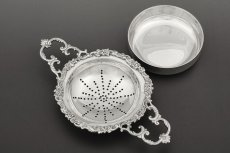 画像3: ヴィンテージシルバー、純銀製(925) 1962年 スタンド付き 小さな花やスクロール装飾が可憐なティーストレイナー (3)