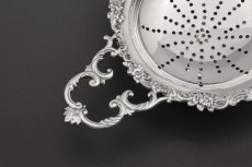 画像2: ヴィンテージシルバー、純銀製(925) 1962年 スタンド付き 小さな花やスクロール装飾が可憐なティーストレイナー (2)