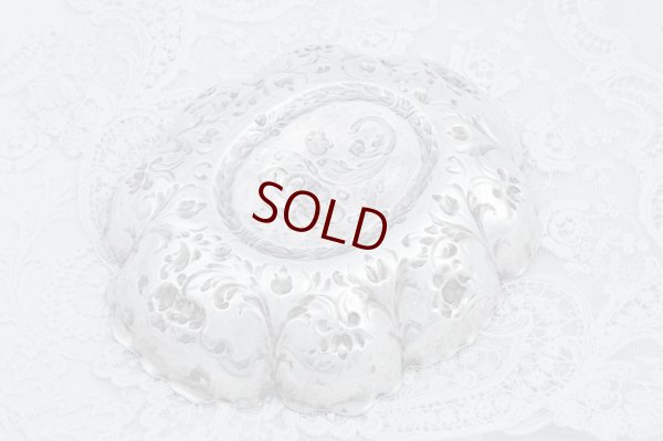 画像4: アンティークシルバー、アンティーク銀器、純銀製(925) 1890年 アールヌーボー 優雅な花の打ち出し彫刻 ボンボンディッシュ