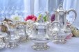 画像1: アンティークシルバー、アンティーク銀器、純銀製(925) 1845年 バーナード 特級 スクロールとお花のエングレービング　ティー&コーヒー４点セット (1)