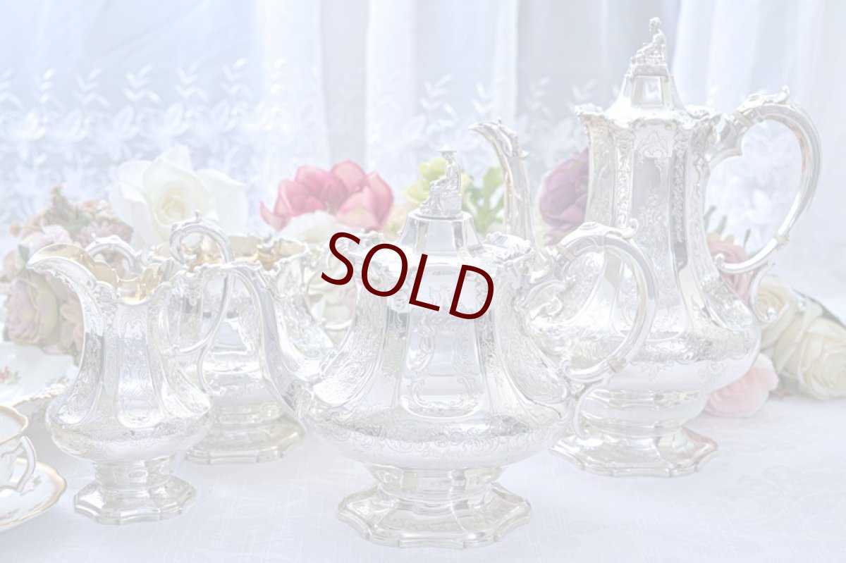 画像1: アンティークシルバー、アンティーク銀器、純銀製(925) 1845年 バーナード 特級 スクロールとお花のエングレービング　ティー&コーヒー４点セット (1)