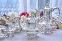 アンティークシルバー、アンティーク銀器、純銀製(925) 1845年 バーナード 特級 スクロールとお花のエングレービング　ティー&コーヒー４点セット