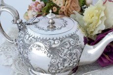 画像6: アンティークシルバー、アンティーク銀器、シルバープレート製　ロココスタイル お 花とスクロールの打ち出し彫刻 ティーポット (6)
