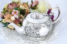 画像4: アンティークシルバー、アンティーク銀器、シルバープレート製　ロココスタイル お 花とスクロールの打ち出し彫刻 ティーポット (4)