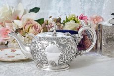 画像1: アンティークシルバー、アンティーク銀器、シルバープレート製　ロココスタイル お 花とスクロールの打ち出し彫刻 ティーポット (1)