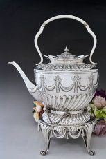 画像2: アンティークシルバー, シルバープレート製 ヴィクトリア時代後期 マッピン＆ウェッブ リボンガーランド ティーケトル＆スタンド (2)