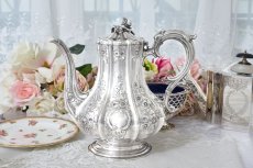 画像1: アンティークシルバー、アンティーク銀器、シルバープレート 特級 1850年 エルキントン 可憐なお花の摘み お花の彫刻コーヒーポット (1)