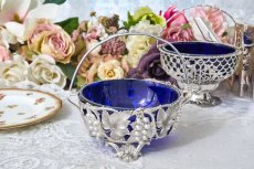 画像1: アンティークシルバー、アンティーク銀器、シルバープレート製　赤スグリの実の透かし細工 ブルーグラス スプーン付き シュガーバスケット (1)