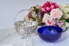 画像6: アンティークシルバー、アンティーク銀器、シルバープレート製　赤スグリの実の透かし細工 ブルーグラス スプーン付き シュガーバスケット (6)