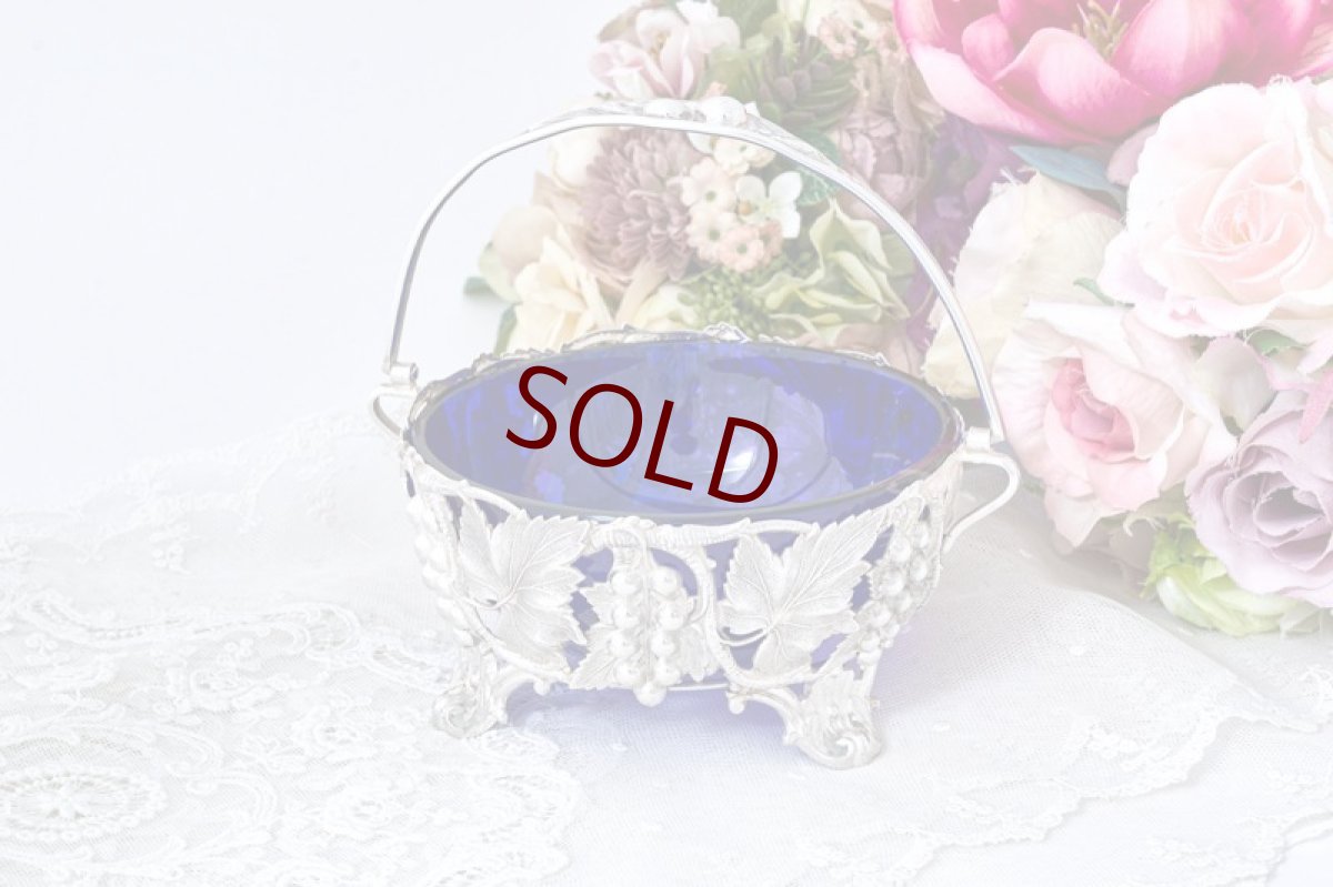 画像2: アンティークシルバー、アンティーク銀器、シルバープレート製　赤スグリの実の透かし細工 ブルーグラス スプーン付き シュガーバスケット (2)