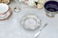 アンティークシルバー、アンティーク銀器 純銀製（925) スクロールとお花の縁飾り グラス入りバターディッシュ 