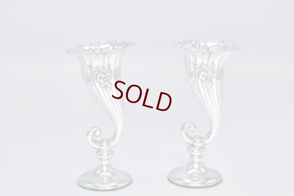 画像2: アンティークシルバー、アンティーク銀器、純銀製(925) 1909年 お花の打ち出し エレガントなシェイプの一輪挿し ペアセット