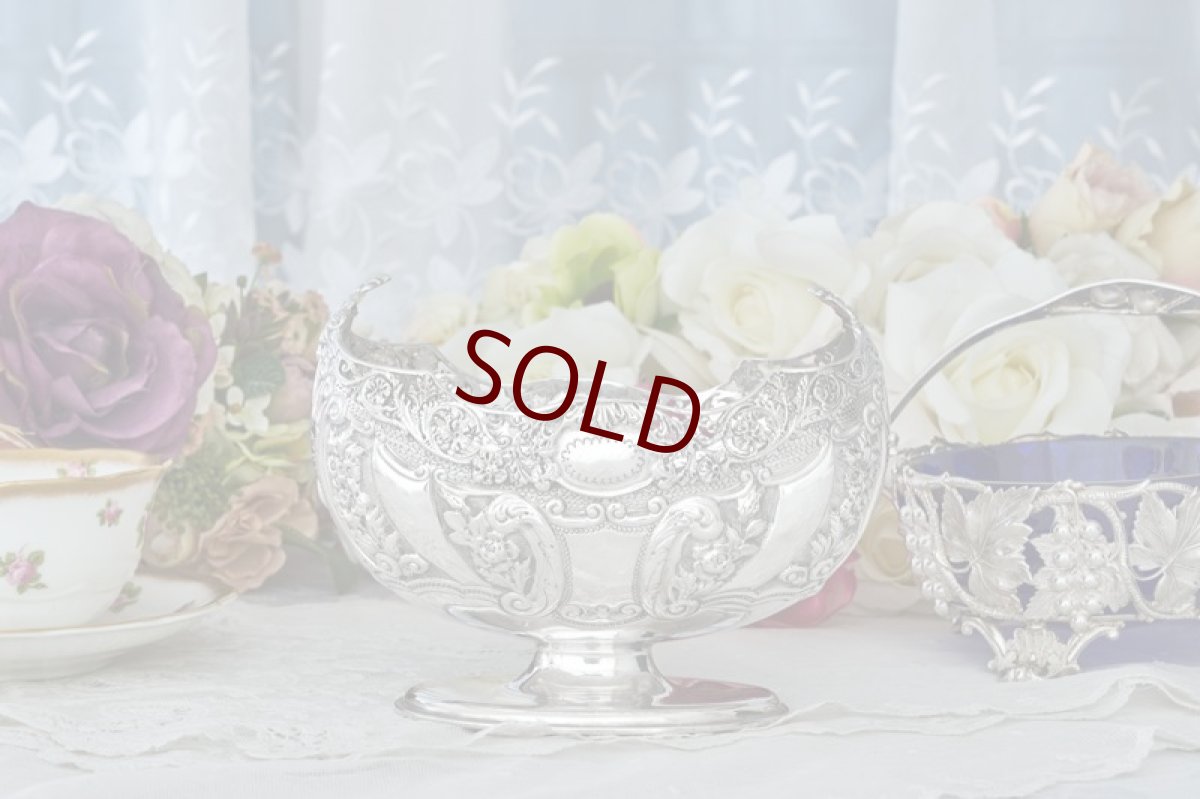 画像1: アンティークシルバー、アンティーク銀器、純銀製(925) 1900年 美しい縁周りの透かし細工 花とスクロールの打ち出し彫刻 ボンボンディッシュ (1)