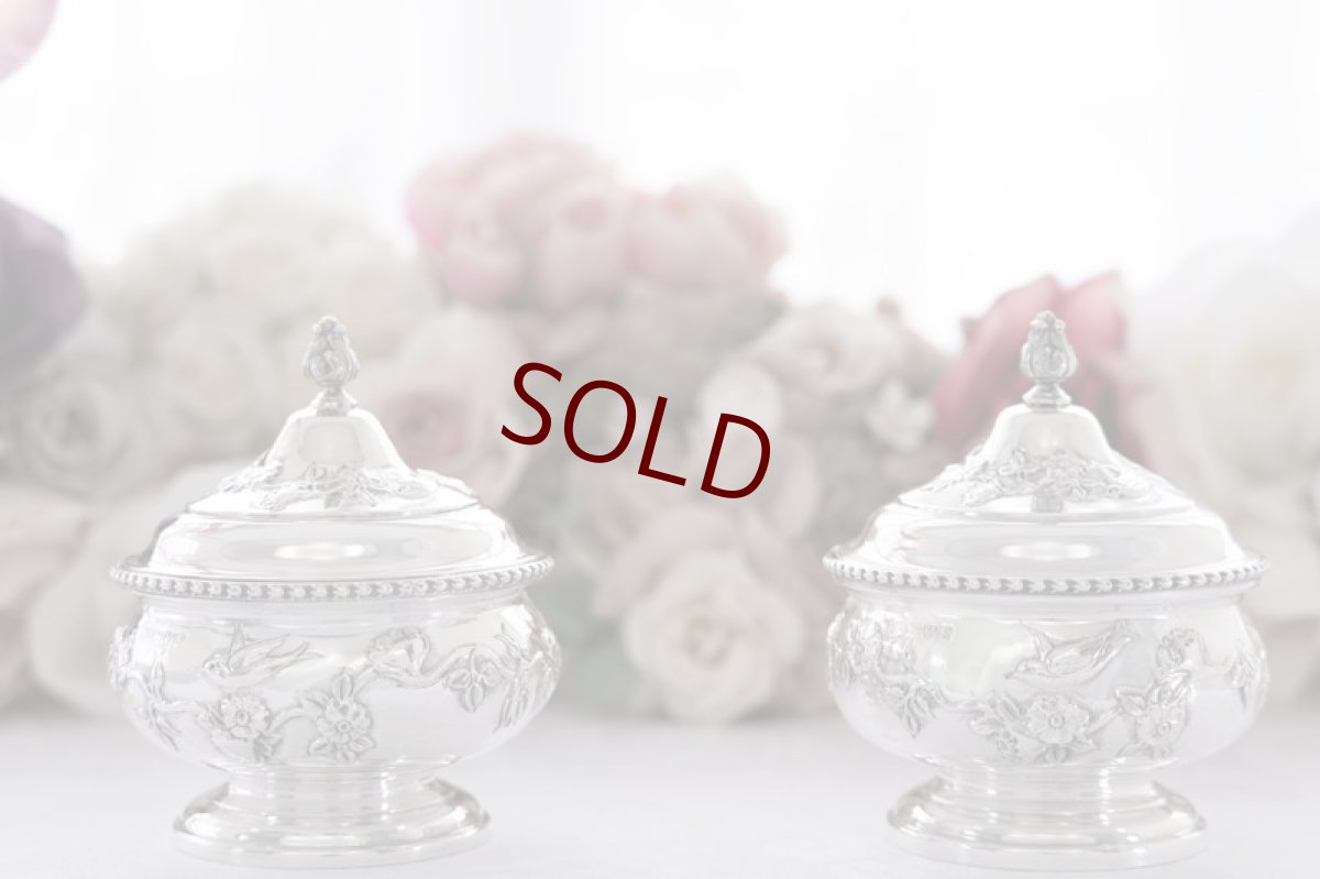 画像1: アンティークシルバー、アンティーク銀器、純銀製（925）1909年 ペア　小鳥とお花 ジャポニズム風 ハンドカット透かし細工ポプリポットセット (1)