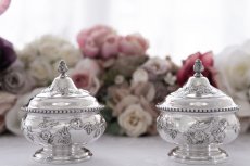 画像1: アンティークシルバー、アンティーク銀器、純銀製（925）1909年 ペア　小鳥とお花 ジャポニズム風 ハンドカット透かし細工ポプリポットセット (1)