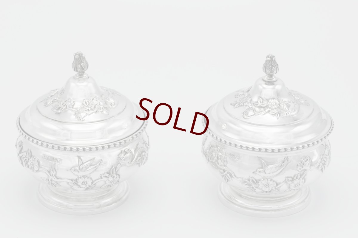 画像2: アンティークシルバー、アンティーク銀器、純銀製（925）1909年 ペア　小鳥とお花 ジャポニズム風 ハンドカット透かし細工ポプリポットセット (2)