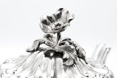 画像9: アンティークシルバー、アンティーク銀器、シルバープレート 特級 1859年 エルキントン 可憐なお花の摘み お花の彫刻ティー３点セット (9)