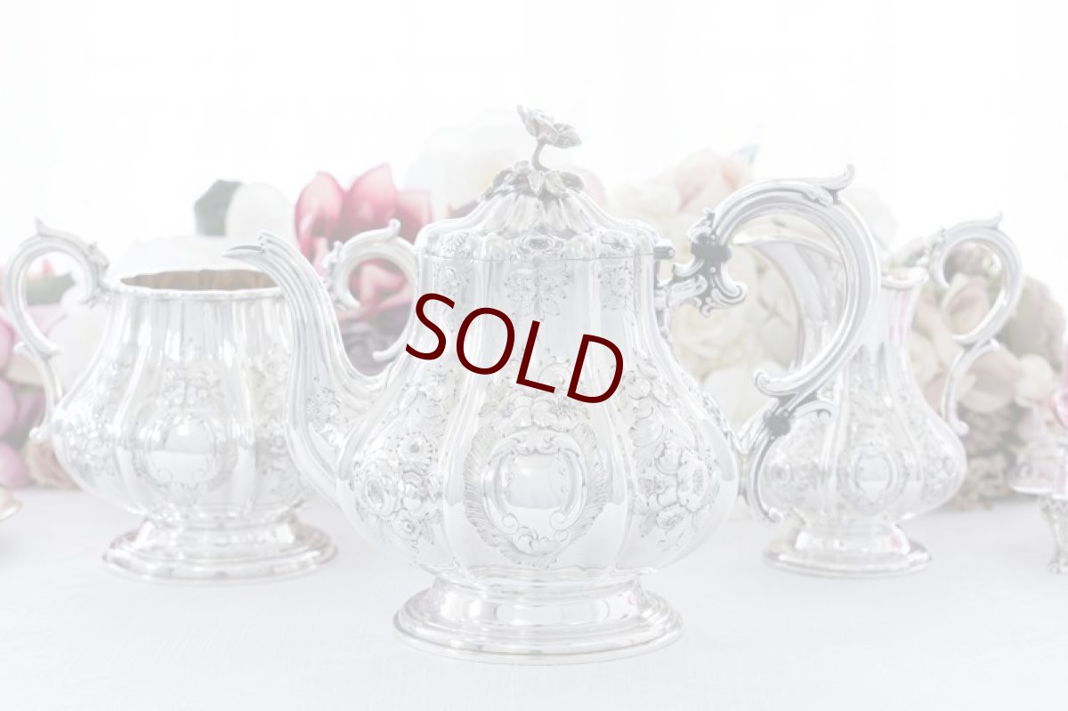 画像1: アンティークシルバー、アンティーク銀器、シルバープレート 特級 1859年 エルキントン 可憐なお花の摘み お花の彫刻ティー３点セット (1)