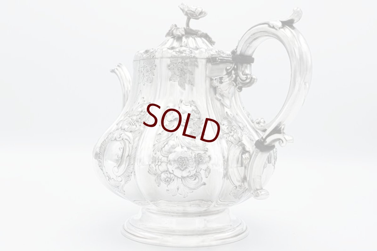 画像8: アンティークシルバー、アンティーク銀器、シルバープレート 特級 1859年 エルキントン 可憐なお花の摘み お花の彫刻ティー３点セット (8)