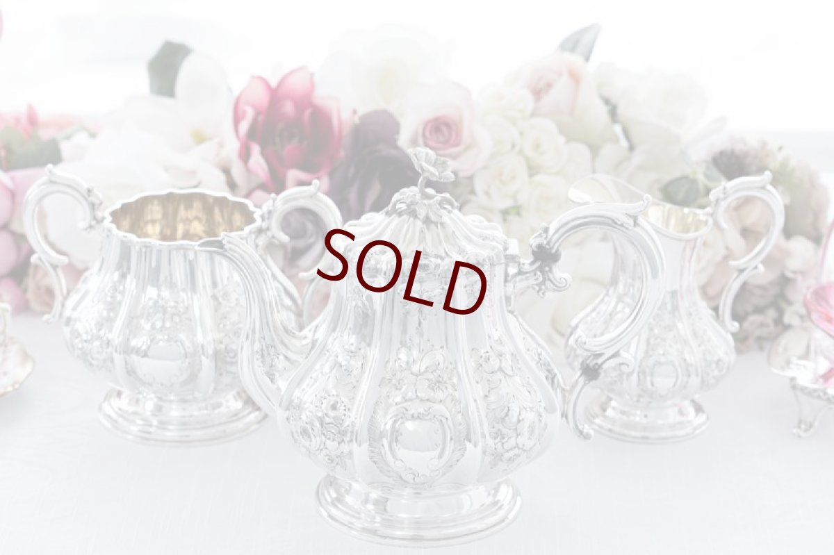 画像2: アンティークシルバー、アンティーク銀器、シルバープレート 特級 1859年 エルキントン 可憐なお花の摘み お花の彫刻ティー３点セット (2)