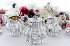 画像2: アンティークシルバー、アンティーク銀器、シルバープレート 特級 1859年 エルキントン 可憐なお花の摘み お花の彫刻ティー３点セット (2)