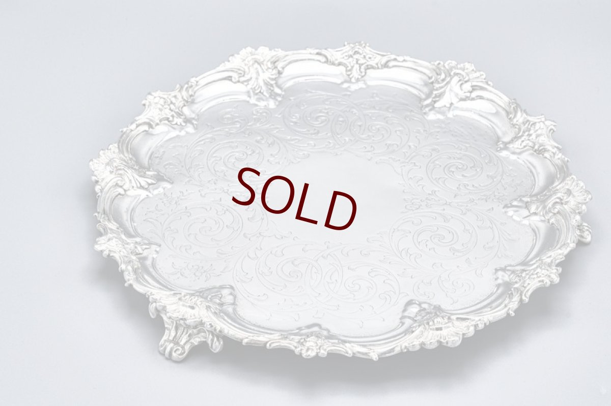 画像7: アンティークシルバー、アンティーク銀器、シルバープレート製 1900年前 後貝のボーダー、スクロール彫刻 猫足31cm　サルヴァ  (7)