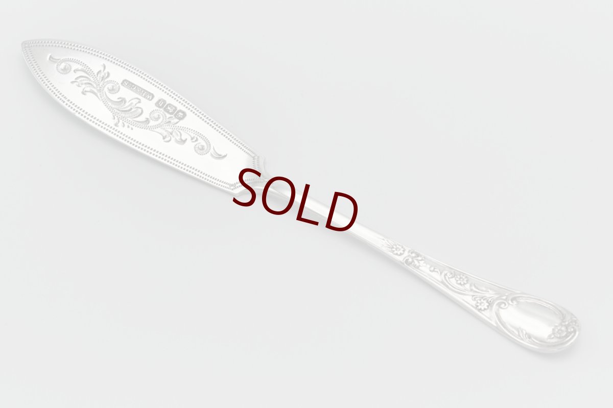 画像2: アンティークシルバー、アンティーク銀器、純銀製(925) 1894年 手彫り スクロール、小花のモチーフ バターナイフ (2)