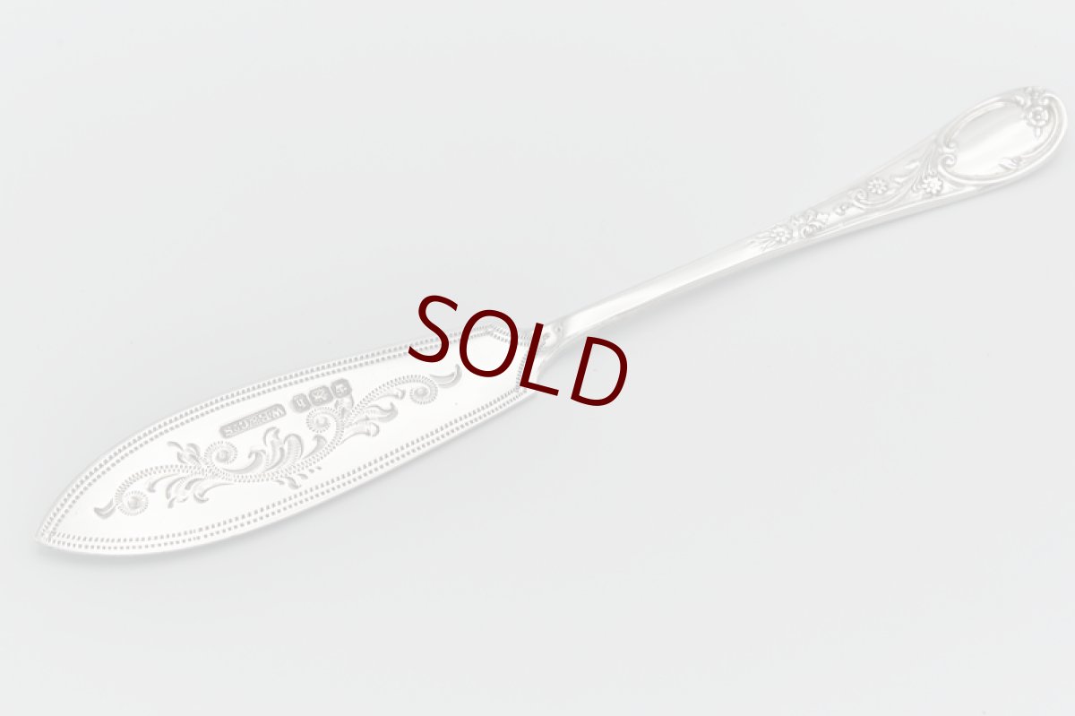 画像1: アンティークシルバー、アンティーク銀器、純銀製(925) 1894年 手彫り スクロール、小花のモチーフ バターナイフ (1)