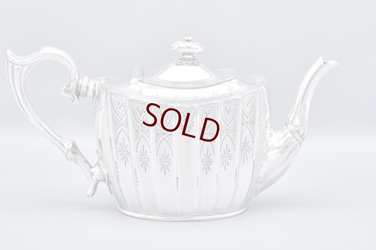 画像4: アンティークシルバー、アンティーク銀器、シルバープレート製 ヴィクトリア時代後期 エレガントな手彫り彫刻 & 縦溝装飾 ティー4点セット (4)