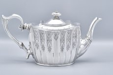 画像4: アンティークシルバー、アンティーク銀器、シルバープレート製 ヴィクトリア時代後期 エレガントな手彫り彫刻 & 縦溝装飾 ティー4点セット (4)