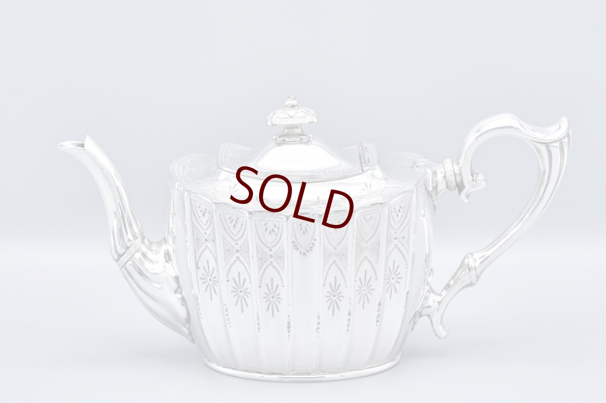 画像2: アンティークシルバー、アンティーク銀器、シルバープレート製 ヴィクトリア時代後期 エレガントな手彫り彫刻 & 縦溝装飾 ティー4点セット (2)