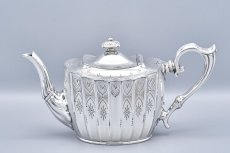 画像2: アンティークシルバー、アンティーク銀器、シルバープレート製 ヴィクトリア時代後期 エレガントな手彫り彫刻 & 縦溝装飾 ティー4点セット (2)