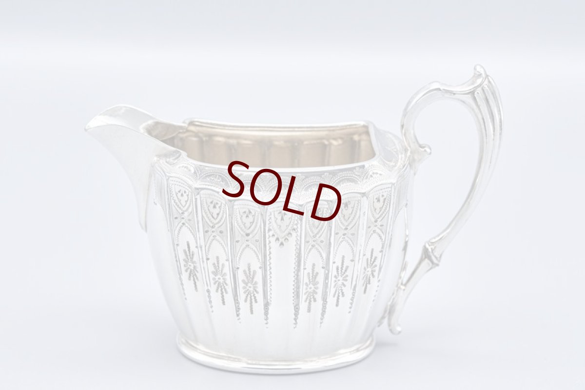 画像12: アンティークシルバー、アンティーク銀器、シルバープレート製 ヴィクトリア時代後期 エレガントな手彫り彫刻 & 縦溝装飾 ティー4点セット (12)