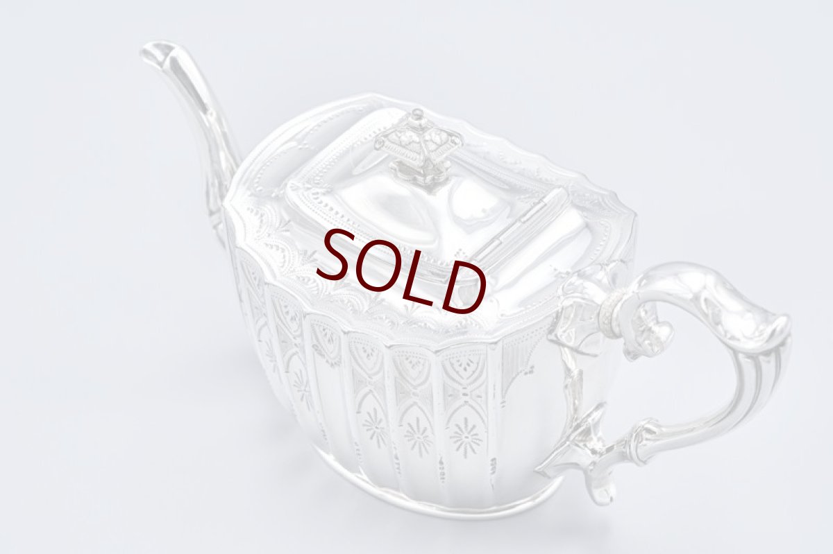 画像5: アンティークシルバー、アンティーク銀器、シルバープレート製 ヴィクトリア時代後期 エレガントな手彫り彫刻 & 縦溝装飾 ティー4点セット (5)