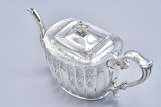 画像5: アンティークシルバー、アンティーク銀器、シルバープレート製 ヴィクトリア時代後期 エレガントな手彫り彫刻 & 縦溝装飾 ティー4点セット (5)