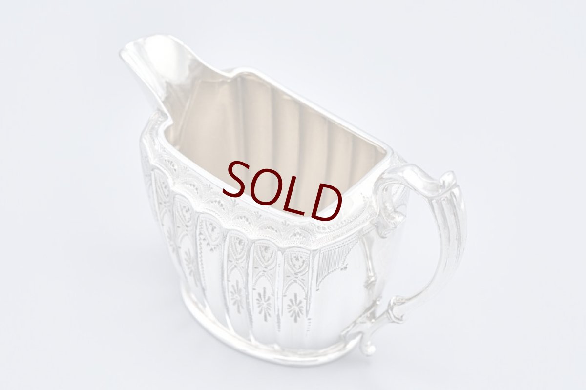 画像13: アンティークシルバー、アンティーク銀器、シルバープレート製 ヴィクトリア時代後期 エレガントな手彫り彫刻 & 縦溝装飾 ティー4点セット (13)