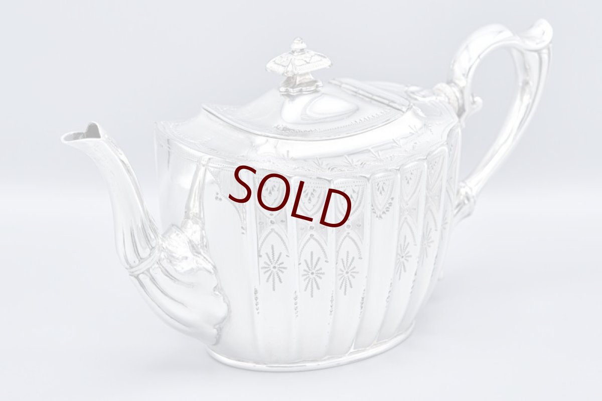 画像3: アンティークシルバー、アンティーク銀器、シルバープレート製 ヴィクトリア時代後期 エレガントな手彫り彫刻 & 縦溝装飾 ティー4点セット (3)