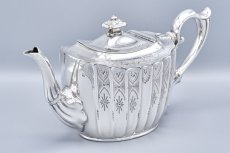 画像3: アンティークシルバー、アンティーク銀器、シルバープレート製 ヴィクトリア時代後期 エレガントな手彫り彫刻 & 縦溝装飾 ティー4点セット (3)