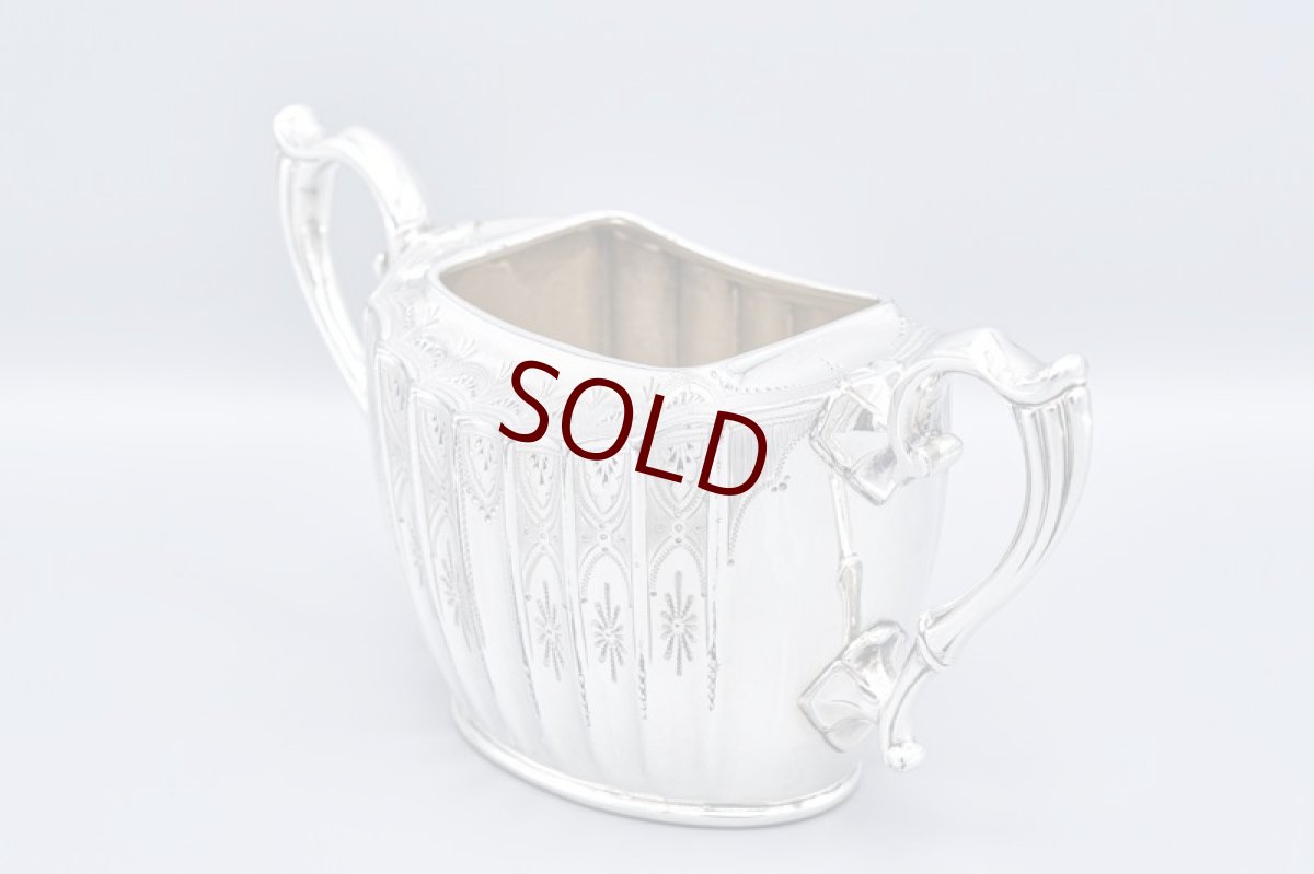 画像11: アンティークシルバー、アンティーク銀器、シルバープレート製 ヴィクトリア時代後期 エレガントな手彫り彫刻 & 縦溝装飾 ティー4点セット (11)