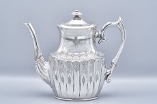 画像7: アンティークシルバー、アンティーク銀器、シルバープレート製 ヴィクトリア時代後期 エレガントな手彫り彫刻 & 縦溝装飾 ティー4点セット (7)