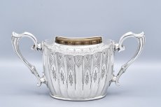 画像10: アンティークシルバー、アンティーク銀器、シルバープレート製 ヴィクトリア時代後期 エレガントな手彫り彫刻 & 縦溝装飾 ティー4点セット (10)