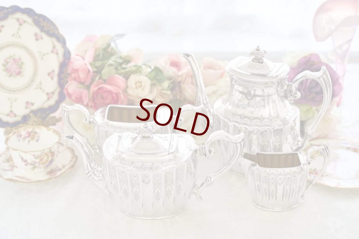 画像1: アンティークシルバー、アンティーク銀器、シルバープレート製 ヴィクトリア時代後期 エレガントな手彫り彫刻 & 縦溝装飾 ティー4点セット (1)