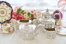 画像1: アンティークシルバー、アンティーク銀器、シルバープレート製 ヴィクトリア時代後期 エレガントな手彫り彫刻 & 縦溝装飾 ティー4点セット (1)