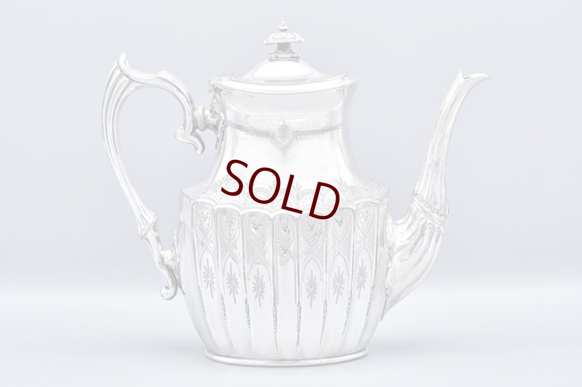 画像9: アンティークシルバー、アンティーク銀器、シルバープレート製 ヴィクトリア時代後期 エレガントな手彫り彫刻 & 縦溝装飾 ティー4点セット (9)