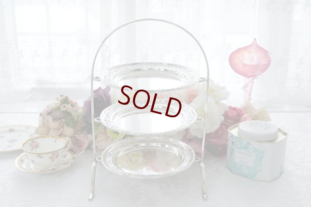 画像2: アンティークシルバー、アンティーク銀器、シルバープレート エルキントン製 1929年 優美な透かし細工　三段　アフタヌーンティー　ケーキスタンド (2)