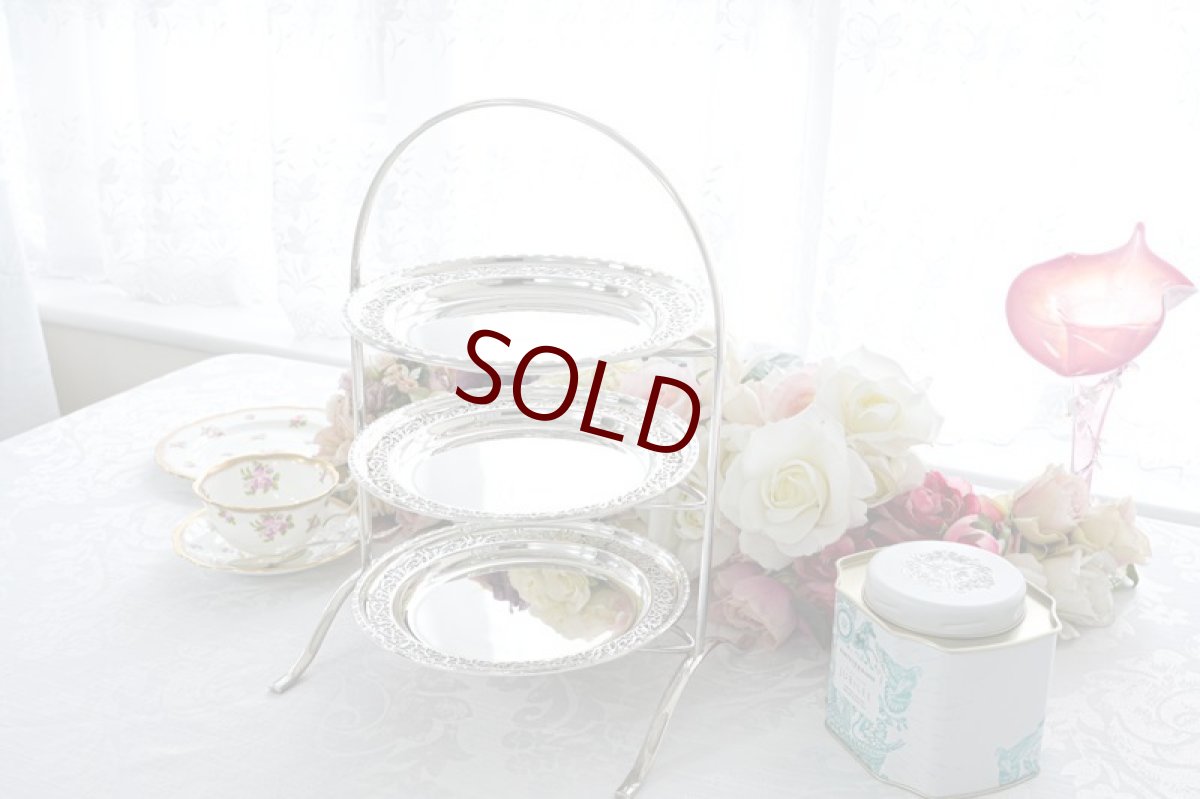 画像3: アンティークシルバー、アンティーク銀器、シルバープレート エルキントン製 1929年 優美な透かし細工　三段　アフタヌーンティー　ケーキスタンド (3)