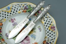 画像3: アンティークシルバー、アンティーク銀器純銀製（925）1894年　ロココハンドル　お花とスクロールの彫刻　ペアバターナイフセット (3)