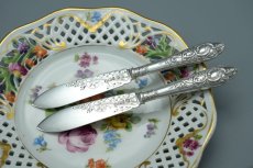 画像2: アンティークシルバー、アンティーク銀器純銀製（925）1894年　ロココハンドル　お花とスクロールの彫刻　ペアバターナイフセット (2)